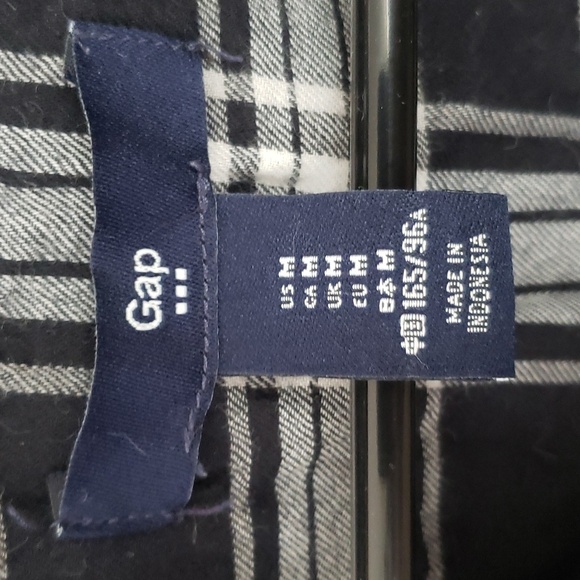 Gap Plaid top in black, gray and white in Medium - Picture 2 of 4
